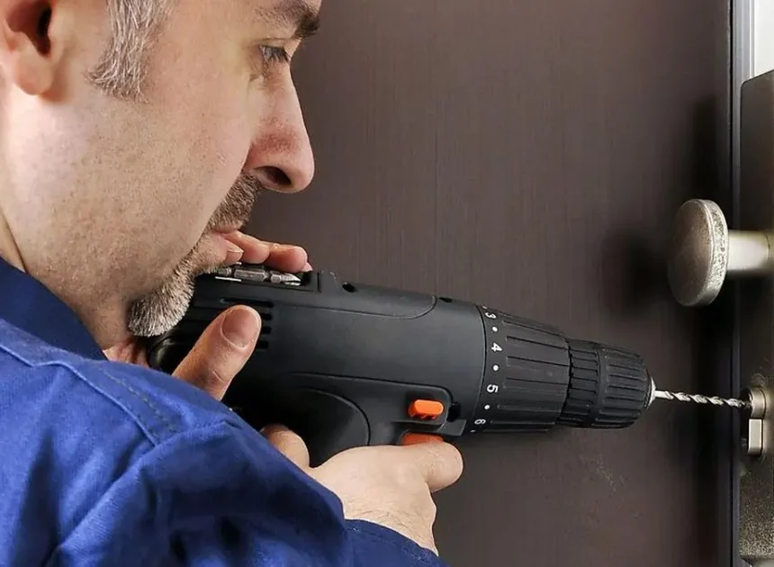 Аварийное вскрытие замков, контроль доступа и безопасность при установке натяжных потолков