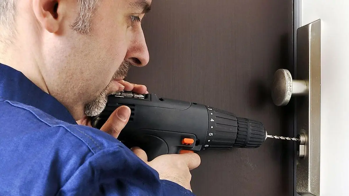 Аварийное вскрытие замков, контроль доступа и безопасность при установке натяжных потолков